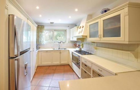 Amazing Home With Pool - Photo 18