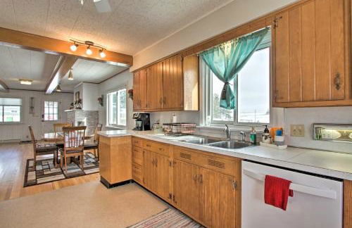 Cozy Postville Retreat with Fireplaces and Yard! - Foto 16