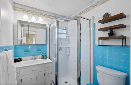 Walk to Beach Indoor-Outdoor Living w Pool - Photo 30