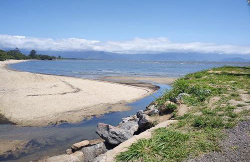Casa piscina com ozônio churrasqueira perto da praia - Foto 23