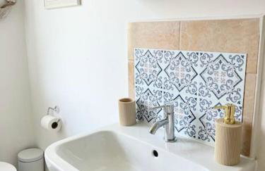 Artistic, Bright & Spacious 3 Bedroom Home - Foto 9