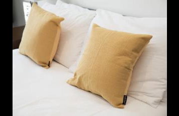 Spacious Chessington home with parking & garden - Photo 18