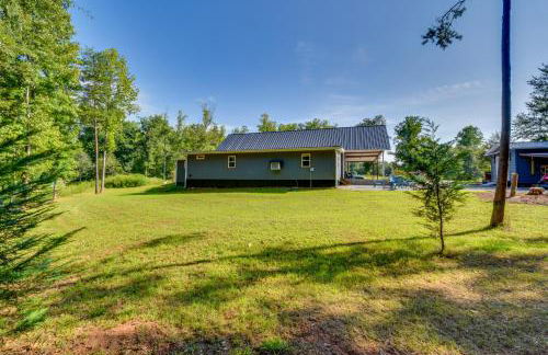 Cozy Clarkesville Getaway with Fire Pit! - Foto 22