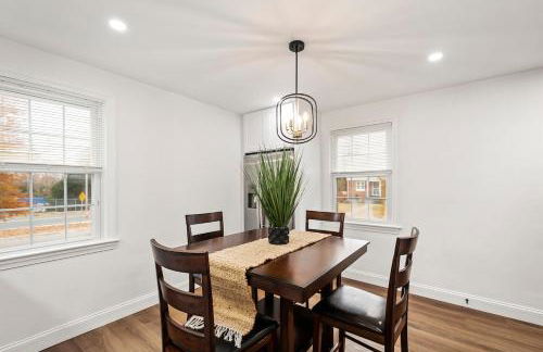 1 min to DC 8 beds sleeps 16 with yard and parking - Foto 36