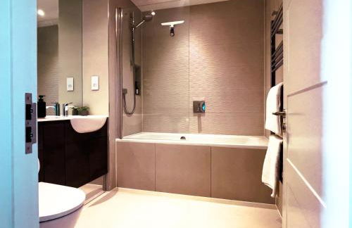 Spacious 1-Bedroom Apartment near Kew Gardens with Balcony & Parking - Foto 13