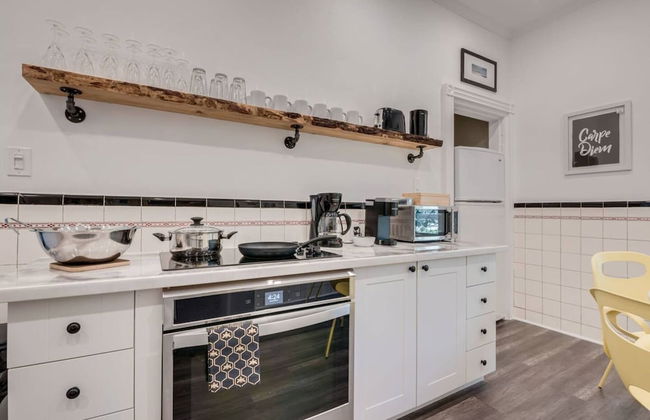 Casa Queen East Jaw Dropping 3BR Suite - Photo 9