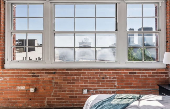 Luxury Historic Loft with Gym - Photo 53