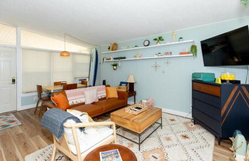 Mid-Century Modern Themed Home with Outdoor Hot Tub - Foto 62