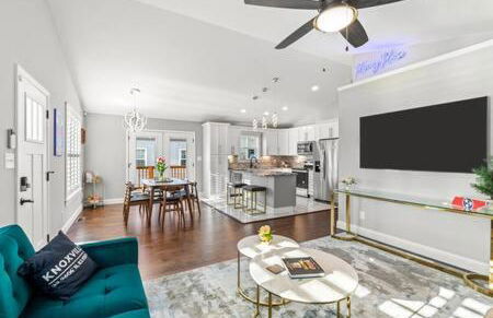 Family Home in Oakwood, 12 Mins to Campus, Patio, Washer Dryer, 2 Bathrooms, Utilities and Internet Included, Great for Students or Families, Charming Oakwood-Lincoln Park Home, 10 Walk to Dining, 24 Hour Hospitality Team - Foto 3