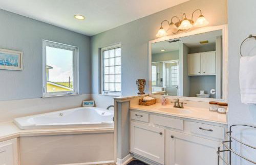 Walk to Beach Home with 2 Decks in Galveston! - Foto 17