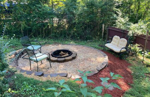 Private Green Cottage near downtown - Photo 19