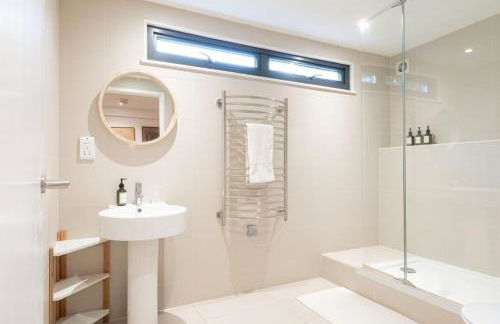 Stunning 6 Bedroom with Swimming Pool & Sauna! - Foto 72