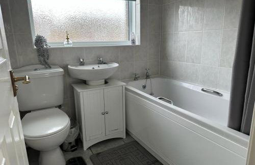 Tennyson House - Cul De Sac 3 Bedroom House for Families, Business Travellers, Contractors, Free Parking & Wifi, Nice Garden, fully furnished - Foto 13