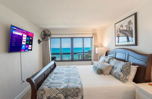 Luxury direct oceanfront corner with a large private balcony, heated pool and garage - Photo 33