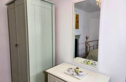 Swan Cottage 2-Bedroom-Netflix-Parking-Nature-Canal - Photo 49