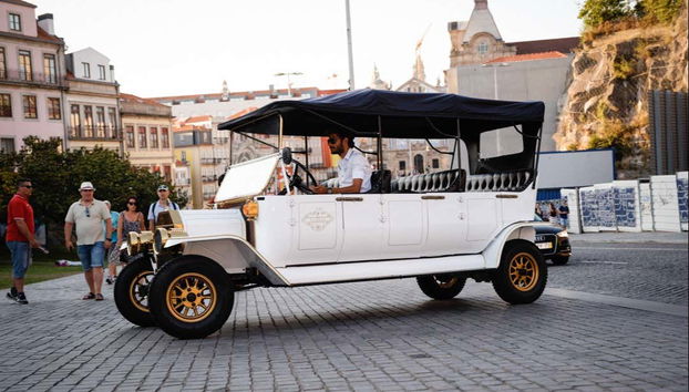 Tour de carro clássico pelo Porto