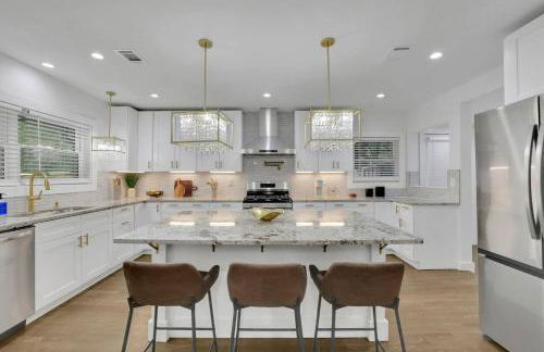 Luxury 7BR Buckhead Oasis w Pool Gameroom Firepit - Foto 13