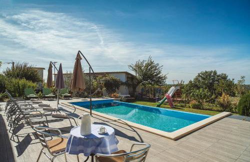 Oberhalb des Limfjords liegt diese Ferienwohnung mit Pool, Terrrasse und Grillplatz - Foto 3