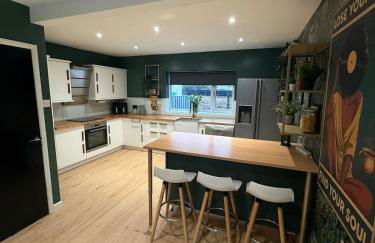 Large stylish home with Games room 5 bedroom sleeps 11 free WiFi and parking - Foto 11