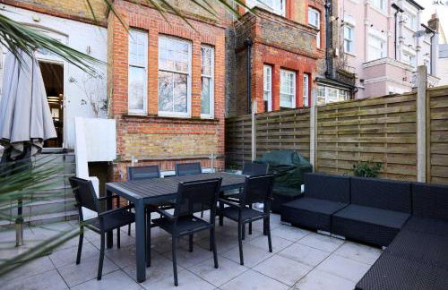 The Clapham Crib - Spacious 4BDR House with Patio - Photo 75