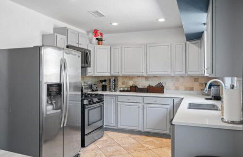 Spacious 4BR w Fenced Yard - Foto 20