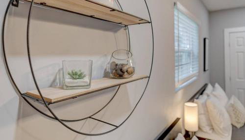 Adventure Awaits in Tampa Bay with Beautiful Decor 4BR with Backyard Oasis Near Busch Gardens & Adventure Island - Foto 2