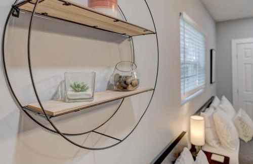 Adventure Awaits in Tampa Bay with Beautiful Decor 4BR with Backyard Oasis Near Busch Gardens & Adventure Island - Foto 2