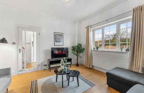 Perfect Booking 4 Bed Home in Cheltenham - Photo 1