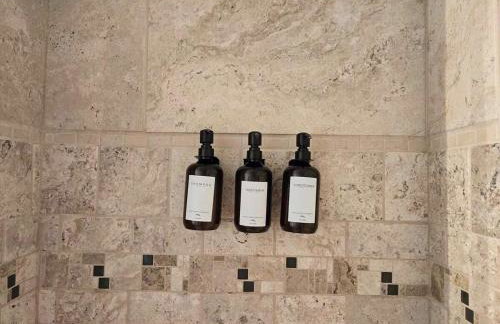 Pet Paradise on Main Fenced Yard Included - Foto 24