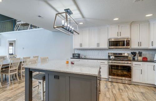 Patio and Fishing Pond! Modern Barndominium Near KC - Foto 12