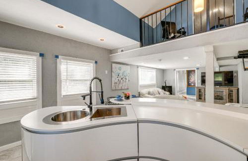 Walk to MIR Wooded Group Escape with Deck and Bar! - Foto 11