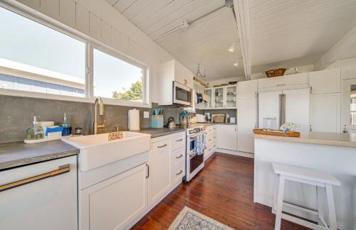 Sun-Soaked Sandy Point Haven with Beach Access! - Foto 12