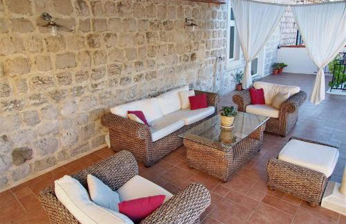 Waterfront stone house in city center - Photo 3