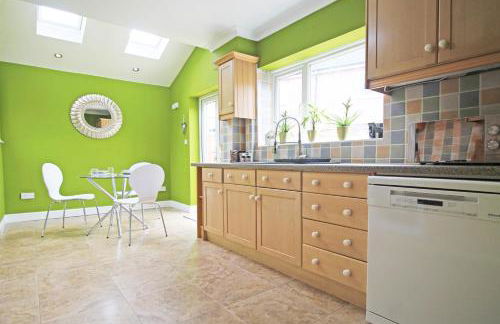 Queens Road - Luxury Spacious Home in Chester - Photo 8