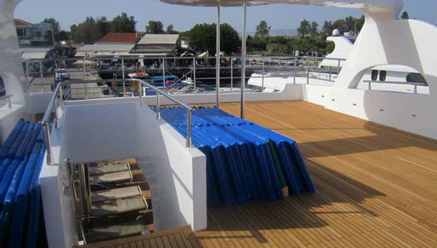 Paseo en barco por el Lago Azul - Foto 4, Foto de una parte del interior del barco