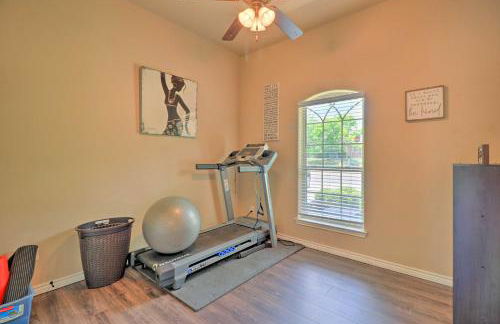 Unwind Fireside! Harker Family Retreat with Yard - Foto 26