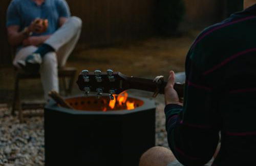 Speakeasy, Hot Tub, Putt Putt, Outdoor Theatre, 8 minutes from Downtown Greenville - Foto 27