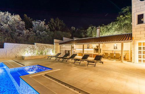 Villa Ragusea With a Private Beach - Photo 20