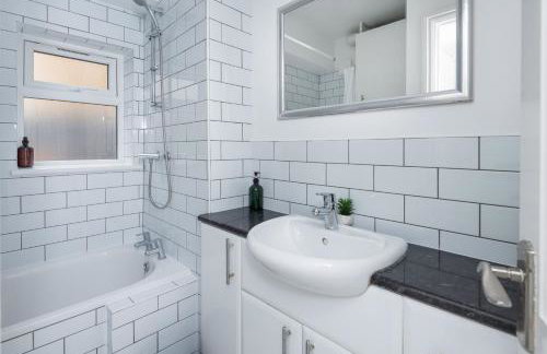 Charming 1BDR Haven with Private Courtyard - Foto 8