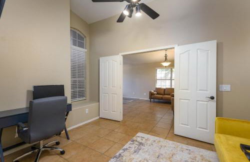 Luxe Desert-Chic 3BR with Heated Pool, Spa, and Grill - Foto 21