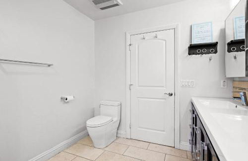 Luxury Estate with Sparkling Pool & Elegant Amenities - Foto 116