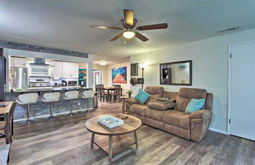 Hot Tub and Theater Room Tropical Springfield Home - Foto 5