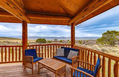 Spacious Rifle Cabin w/ Deck + Mountain Views! - Foto 1