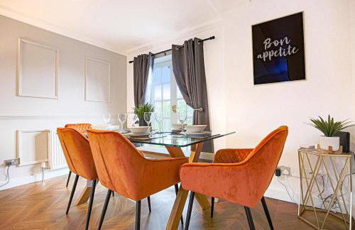 Grace House - Prime Location - Driveway Parking, Pool Table, Fast Wifi, Self Check-In and Smart TV with Sky TV and Netflix by Yoko Property - Photo 25