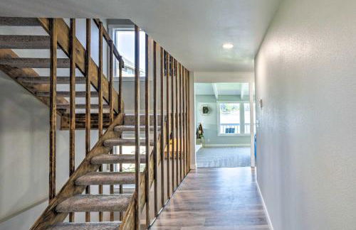 Lakeside Lacey Gem with Sauna and Private Dock - Foto 7