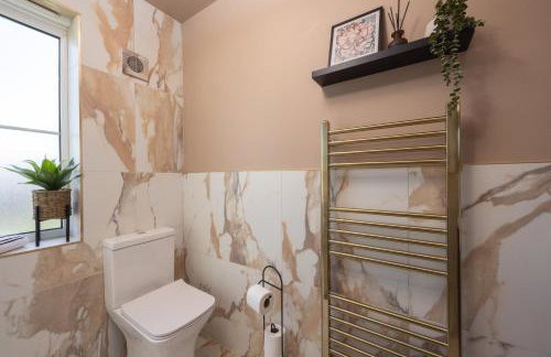 Luxuriou 5 Bedroom House By Homebird Property Management Short Lets & Serviced Accommodation Leeds With Private Parking & Free WiFi - Foto 21