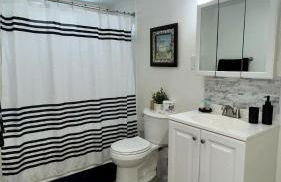 Spacious 4BR home w 2BA, a workspace & king bed! - Foto 27