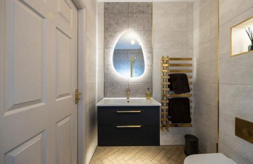 Luxury Spacious 3-Bed City Oasis Just 10 Mins from Centre with Free Parking - Foto 27