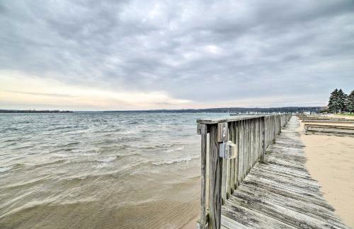 Updated Onekama Resort Condo on Portage Lake! - Foto 25