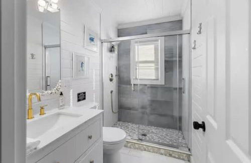 Chic Modern Cottage Near Downtown and Beaches Family - Photo 13